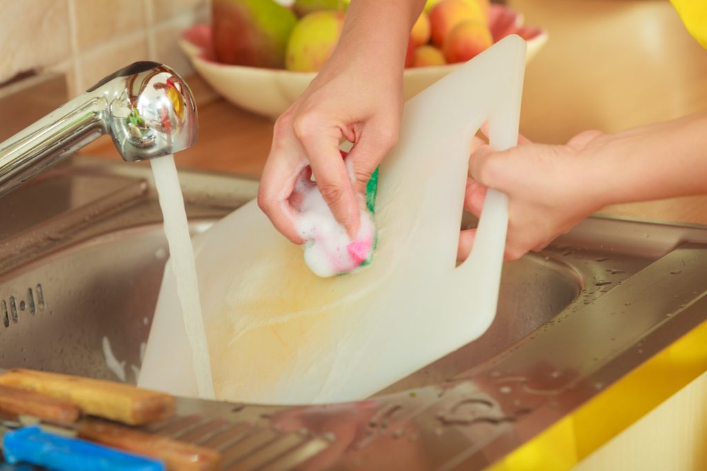 clean-a-cutting-board-plastic