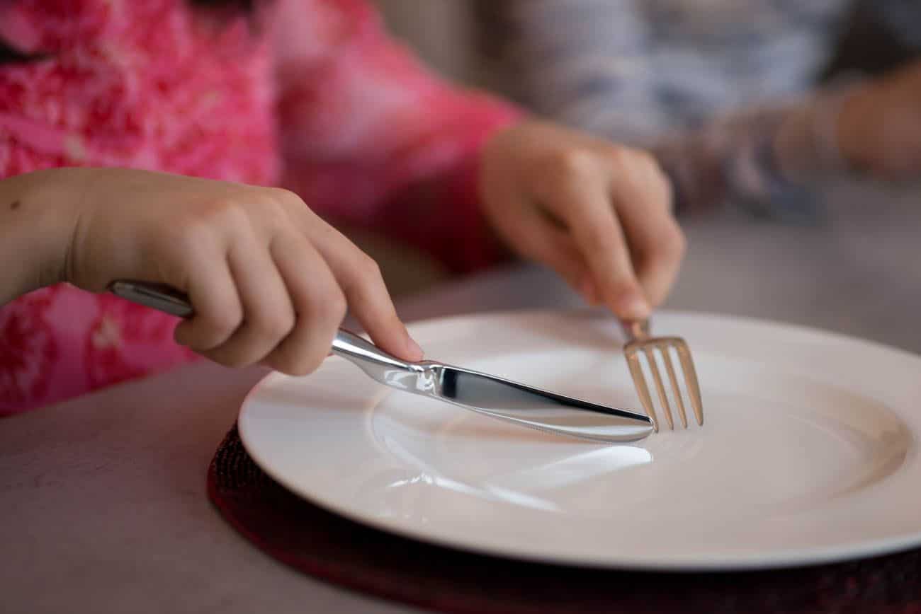 how to eat with fork and knife